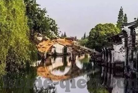 av黄色麻豆-题记，光影下的青春镜像——网络直播的多元视角